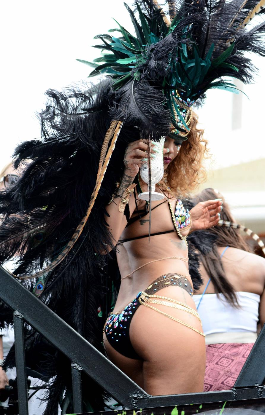 rihanna bikini festival nip slip photos leaked TLZJQK