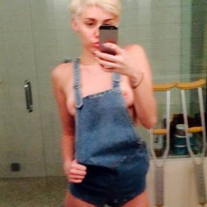 Miley Cyrus nude mirror selfie