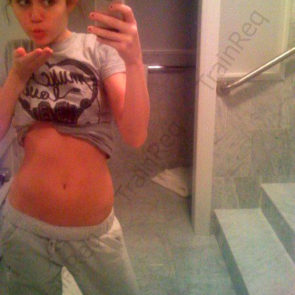 Miley Cyrus hot mirror selfie