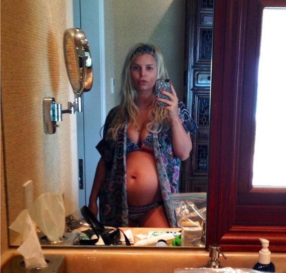 Jessica Simpson pregnant topless mirror selfie