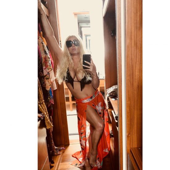 Hot Jessica Simpson Topless selfie