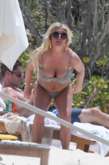 Jessica Simpson big tits in bikini