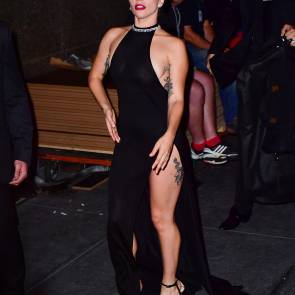 Lady Gaga and her tattoo on leg