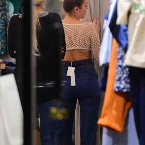 Miley Cyrus in shopping from behind