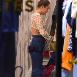 Miley Cyrus nipples flashing while shopping