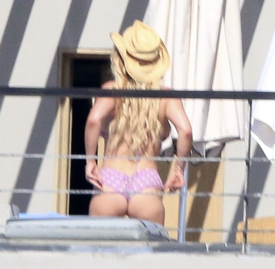 Sexy Jessica Simpson ass in bikini
