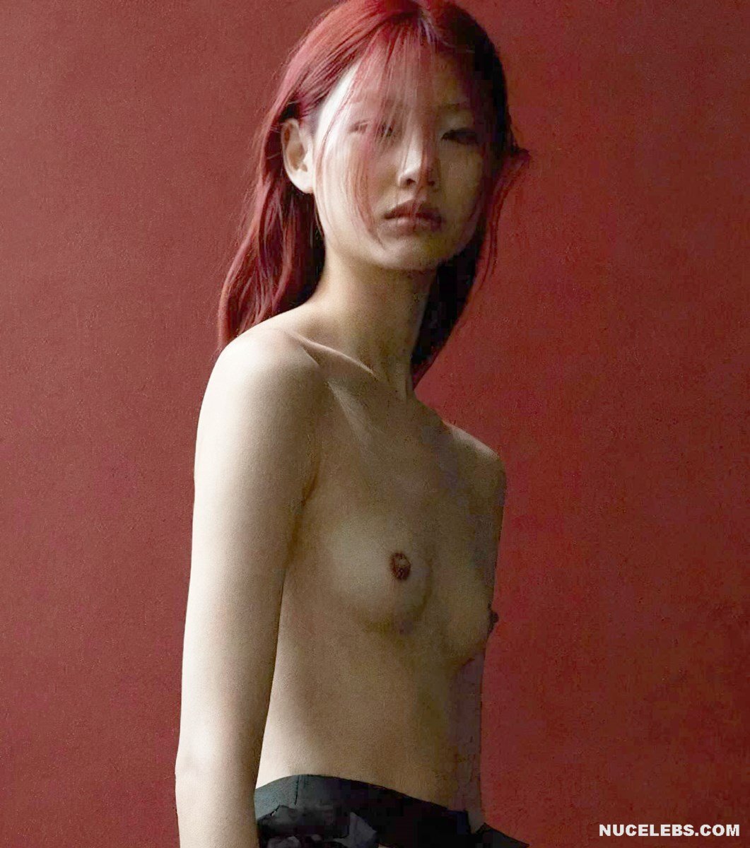 HoYeon Jung nude tits. 