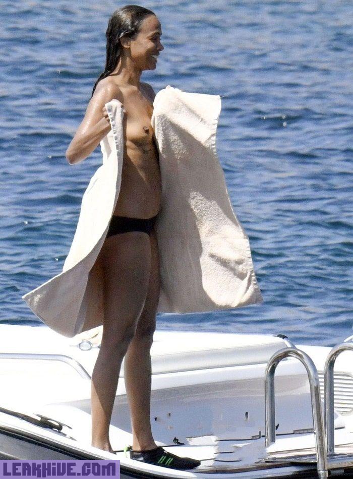 Zoe Saldana exhibe sus tetas en la playa 5
