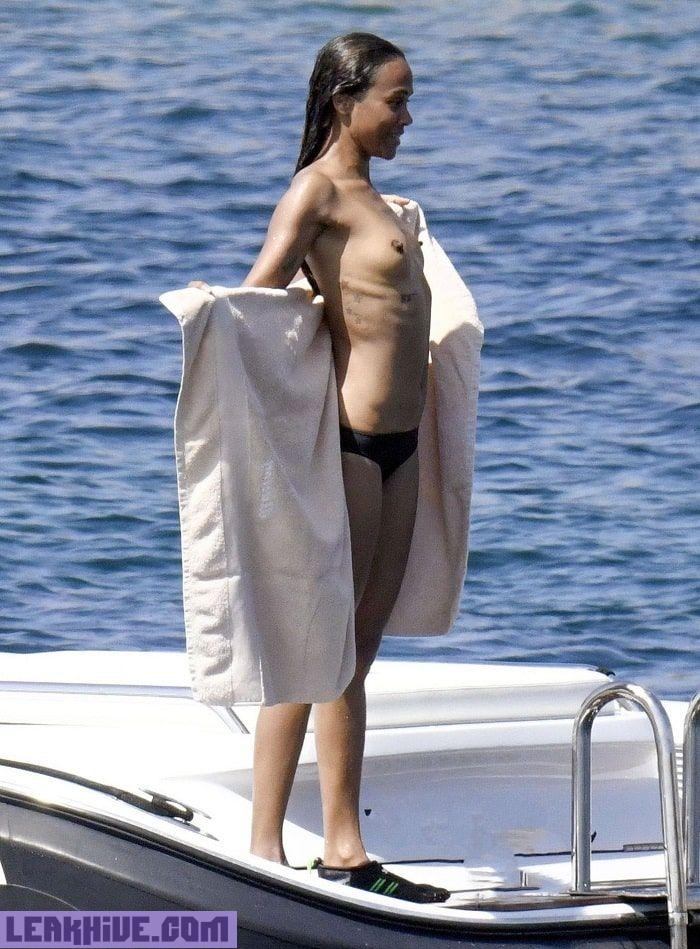 Zoe Saldana exhibe sus tetas en la playa 7