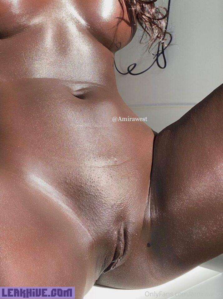 Amira West desnuda y masturbandose en video XXX 1