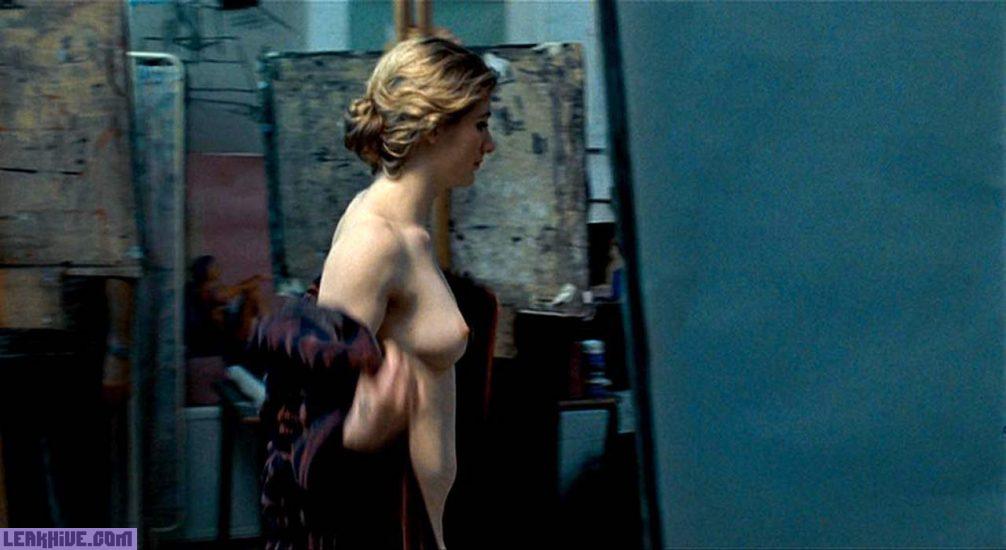 Jodie Whittaker nude tits