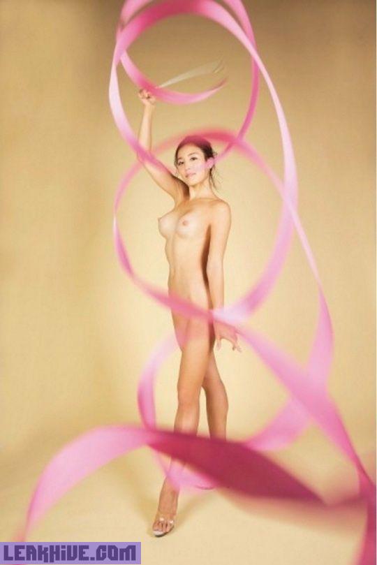Risa Izumi modelo japonesa que hace gimnasia desnuda 19