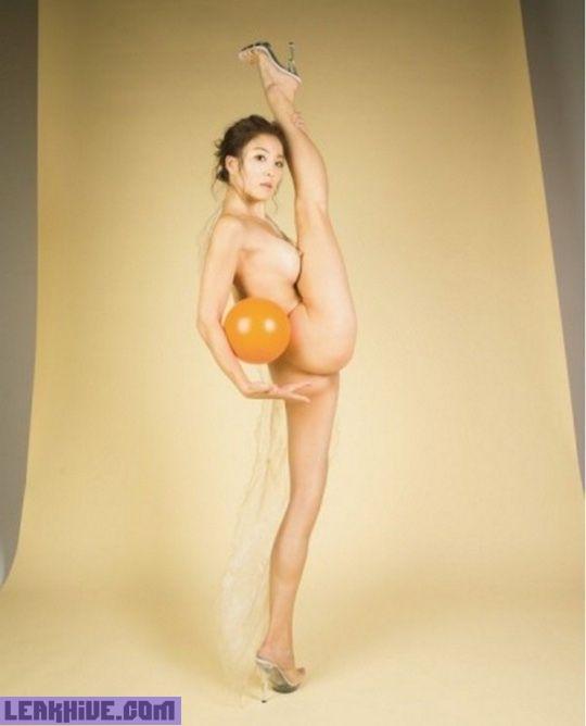 Risa Izumi modelo japonesa que hace gimnasia desnuda 20