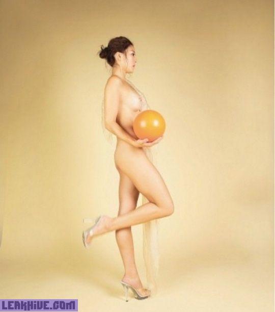 Risa Izumi modelo japonesa que hace gimnasia desnuda 21