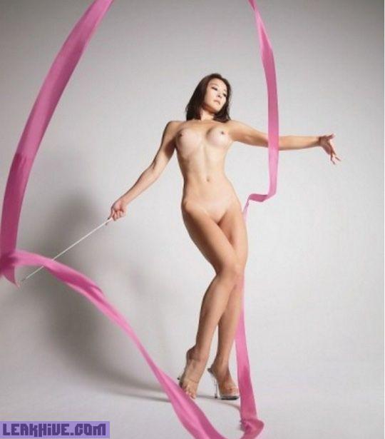 Risa Izumi modelo japonesa que hace gimnasia desnuda 24