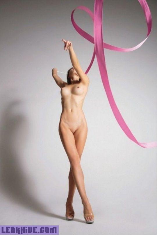 Risa Izumi modelo japonesa que hace gimnasia desnuda 26