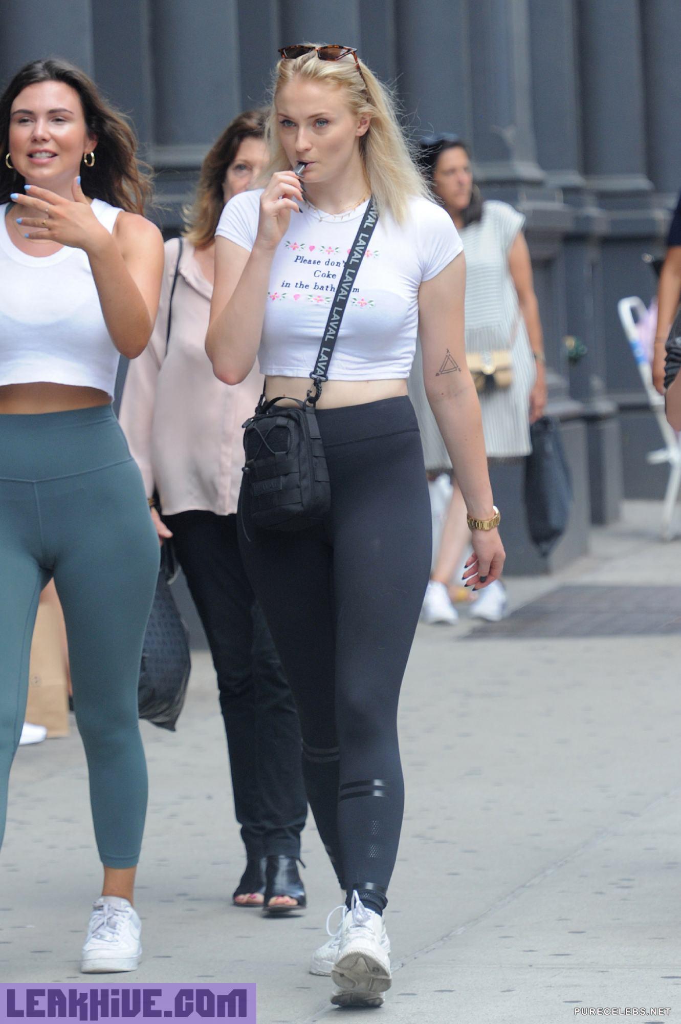Leaked game of thrones star sophie turner paparazzi braless photos