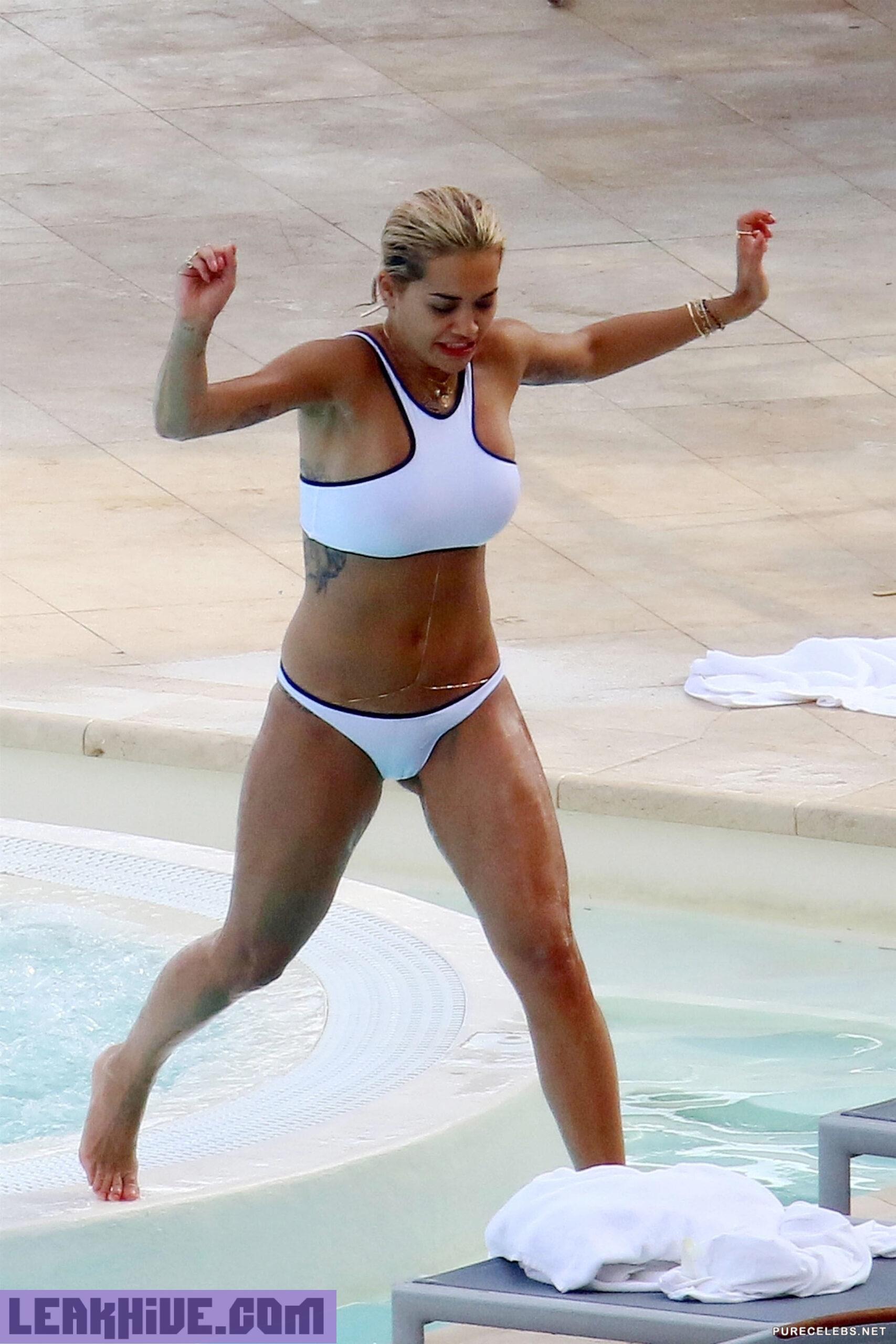 Top Rita Ora Shows Her Sexy Boobs In A Tiny Bikini