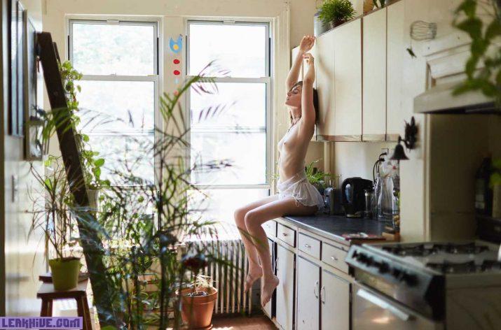 Angel Hester un sensual modelo mostrando su cuerpo en la cocina 1