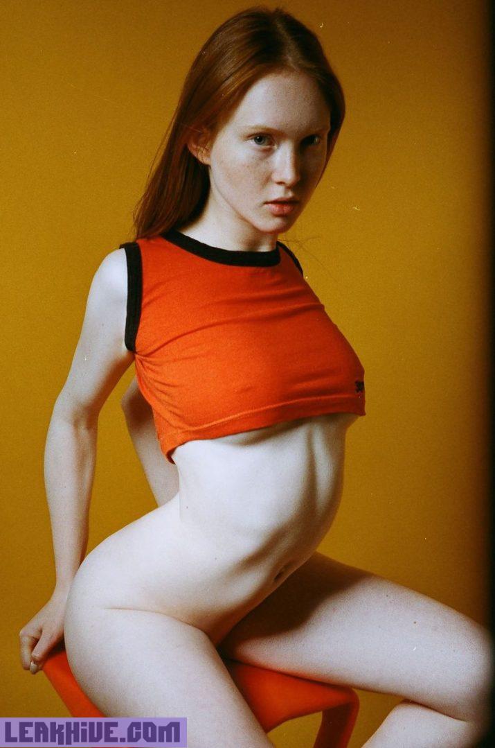 Arina Bik modelo pelirroja rusa completamente desnuda 1