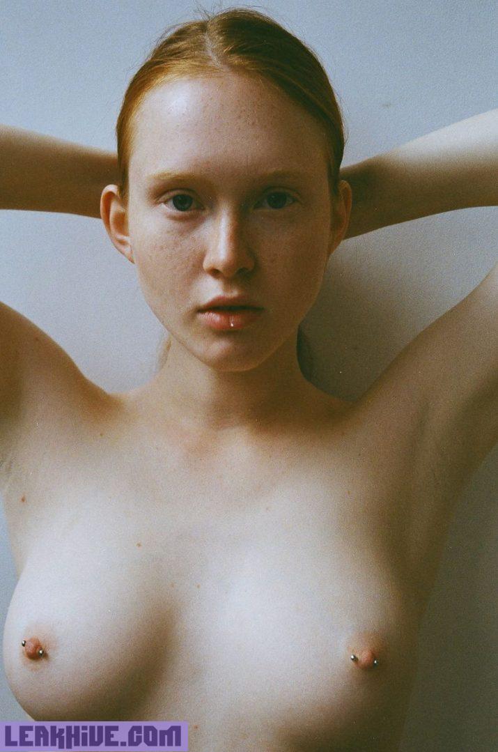 Arina Bik modelo pelirroja rusa completamente desnuda 7