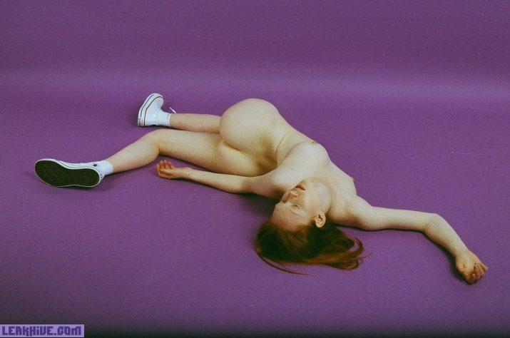 Arina Bik modelo pelirroja rusa completamente desnuda 8