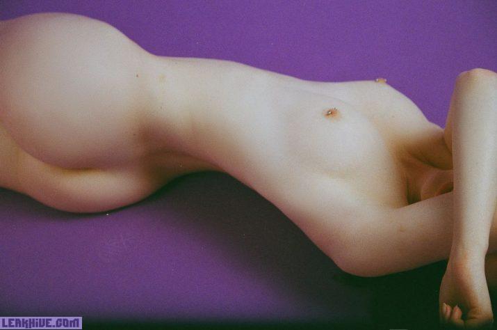 Arina Bik modelo pelirroja rusa completamente desnuda 9