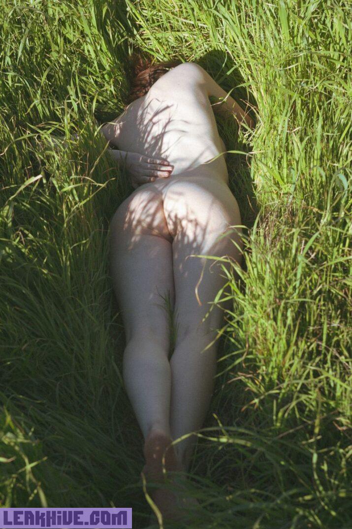 Brooke Moore una modelo pelirroja natural desnuda en el bosque 17