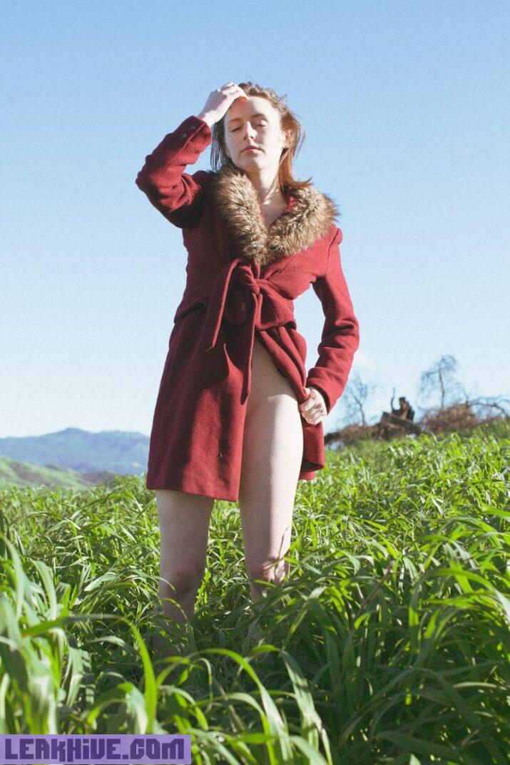 Brooke Moore una modelo pelirroja natural desnuda en el bosque 20
