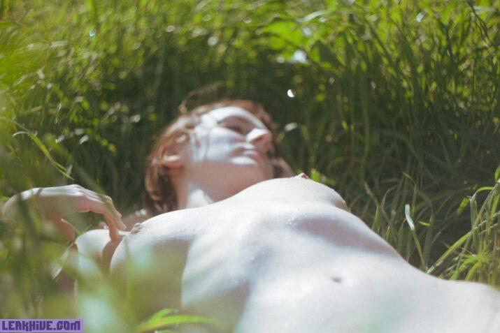 Brooke Moore una modelo pelirroja natural desnuda en el bosque 6