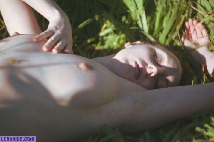 Brooke Moore una modelo pelirroja natural desnuda en el bosque 7