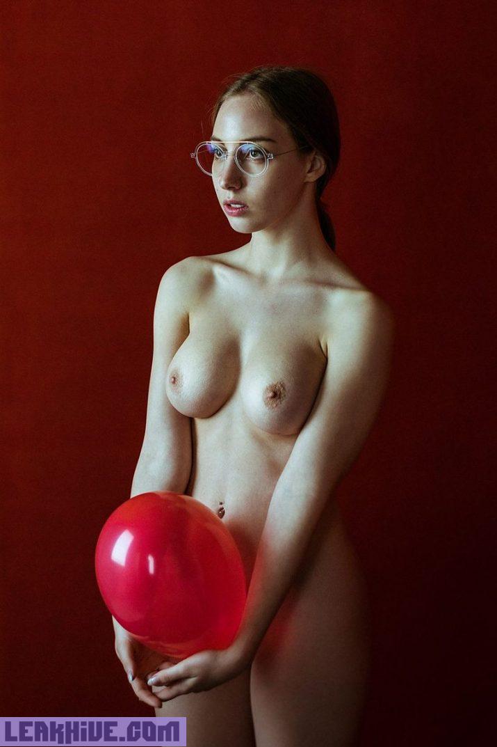 Claudia Lion desnuda mostrando su cono depilado 3