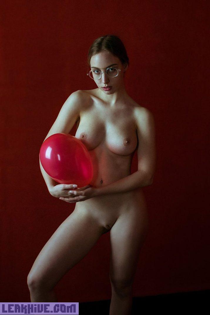 Claudia Lion desnuda mostrando su cono depilado 4
