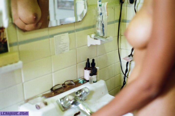 Erika Paget modelo negra con cuerpo natural desnuda 1