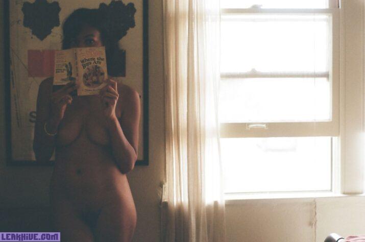 Erika Paget modelo negra con cuerpo natural desnuda 3
