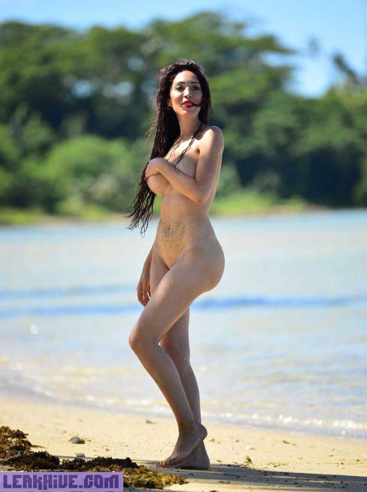 Farrah Abraham caminando desnuda por la playa 8