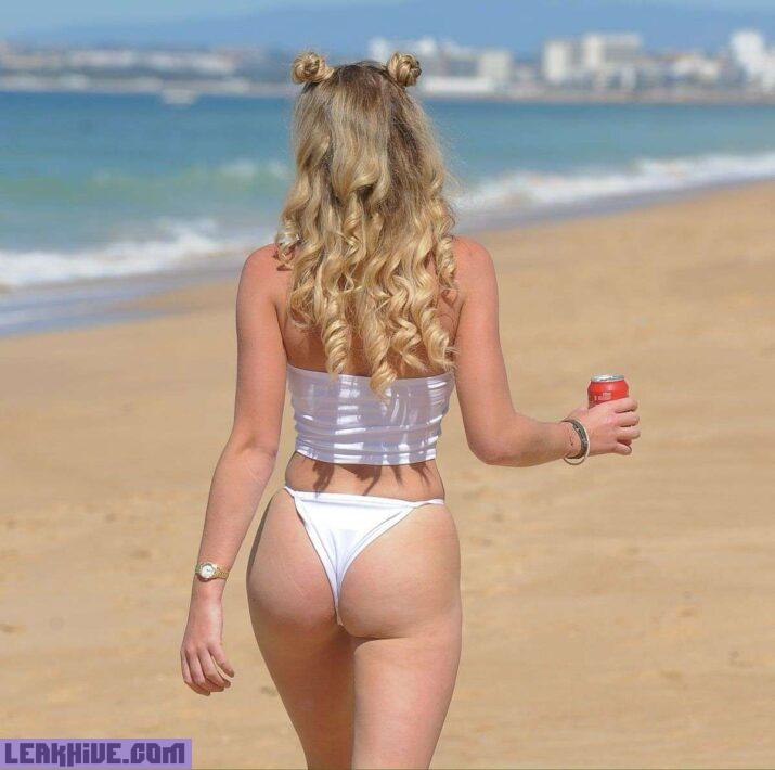 Georgia Harrison mostrando el culo en la una playa 5