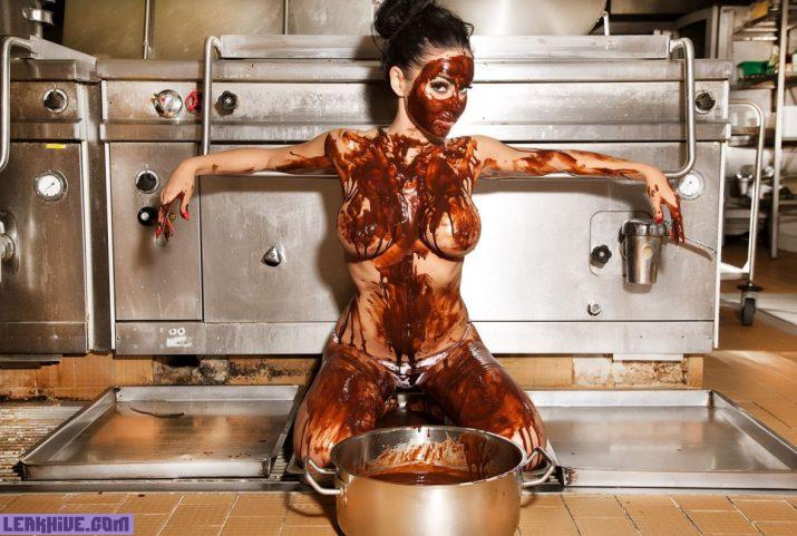 Monika Vicanova modelo tetona cocinando desnuda 4
