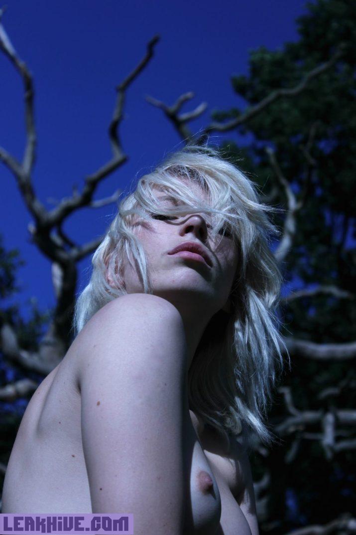 Olivia Ausrine modelo rubia natural de Islandia desnuda 12