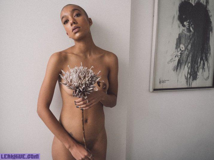 Sophie Khoza una divertida modelo negra desnuda 13