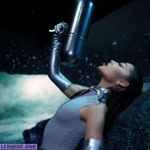 Ariana Grande nude pokies in space
