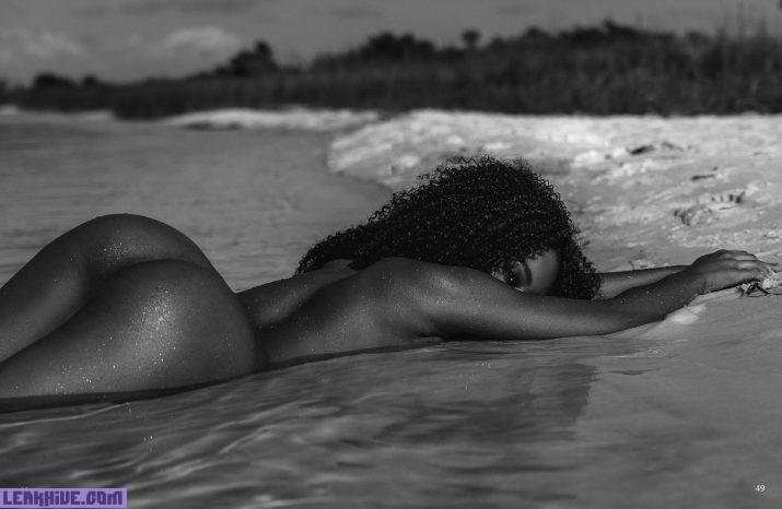 Arielle Fantroy completamente desnuda en la playa 3