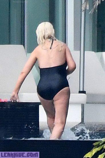 Christina Aguilera Sexy Hot Ass 22