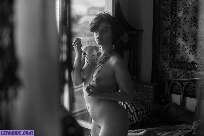 Leeloo Jovich modelo francesa de talla grande desnuda 10