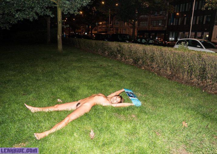 Marisa Papen exhibe su cuerpo en un parque publico 4