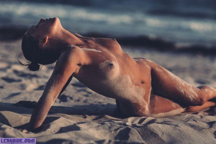 Marisa Papen mostrando el coño peludo en la playa 1