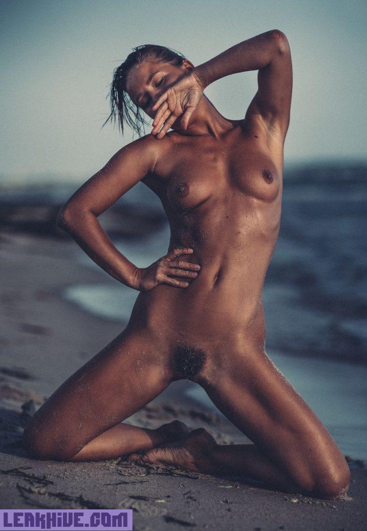 Marisa Papen mostrando el coño peludo en la playa 7