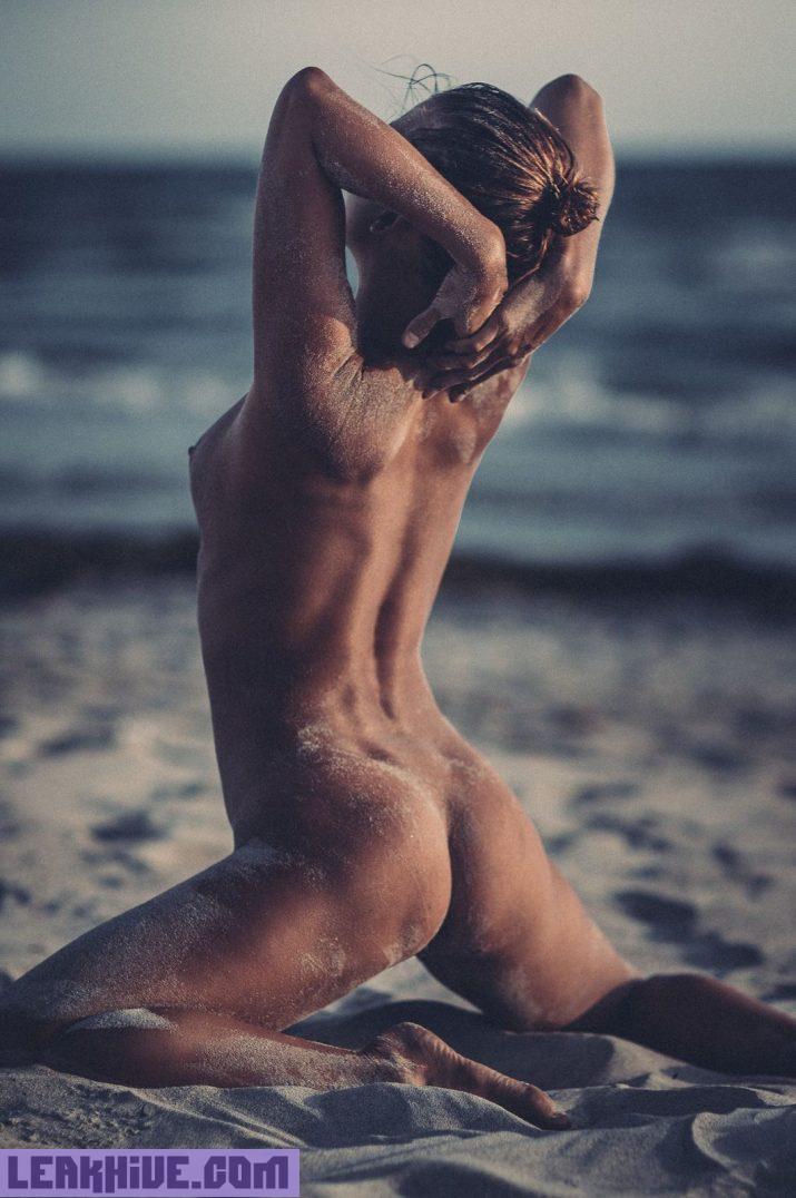 Marisa Papen mostrando el coño peludo en la playa 8