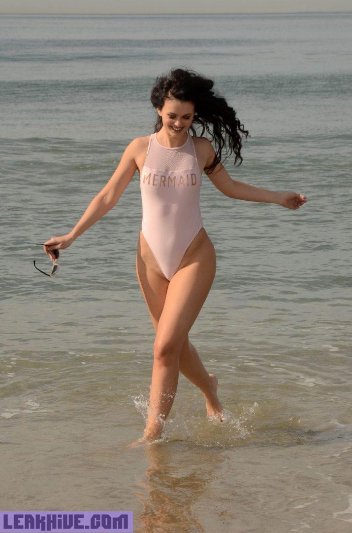 Natasha Blasick mostrando el culo en la playa 1