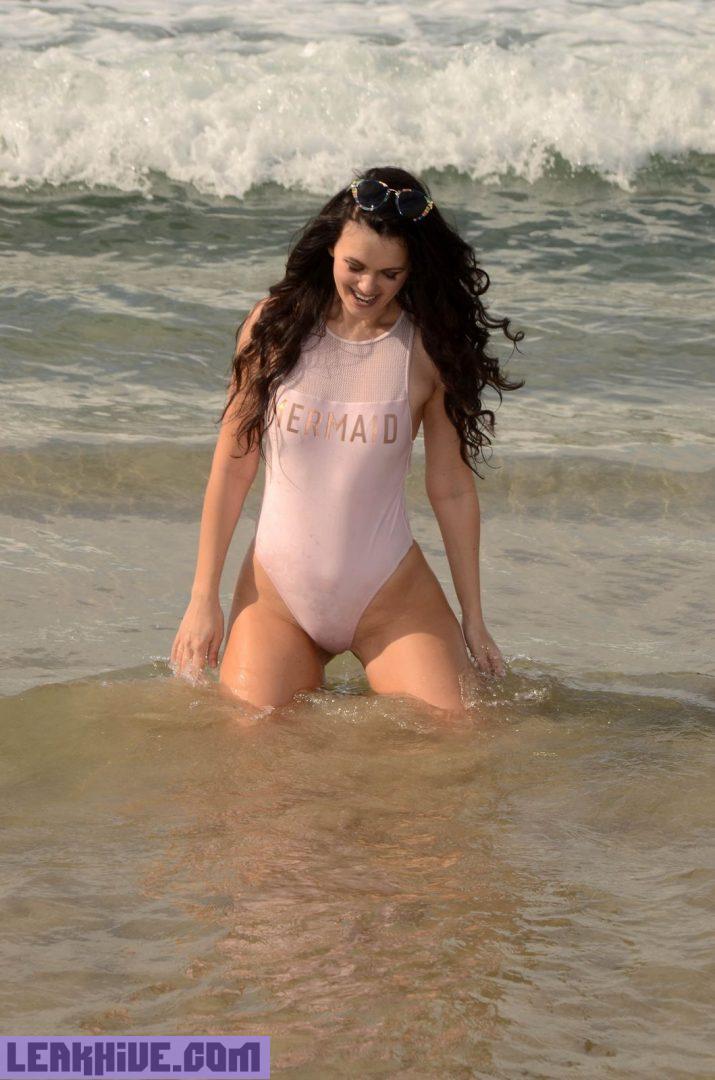 Natasha Blasick mostrando el culo en la playa 12